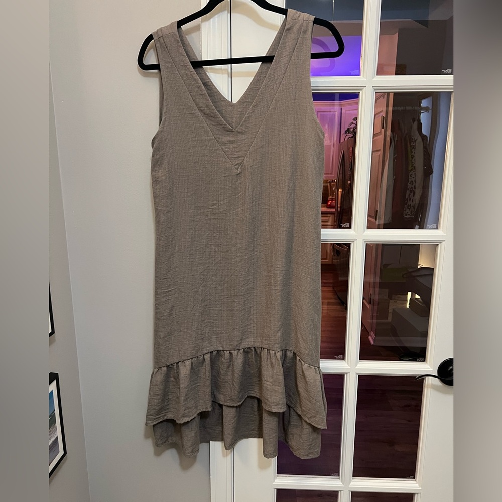 Beautiful sleeveless v-neck dress with ruffle around bottom sz S EUC - Picture 2 of 4
